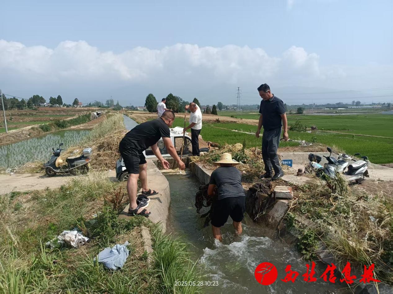 闸门堵塞，不仅影响灌溉行水，还可能造成输水安全事故。图为金永生组织群众疏通渠道，放水灌溉。