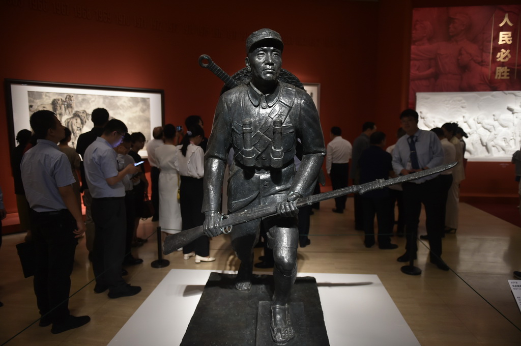 8月25日，参观者在中国美术馆观看展出作品。新华社记者 鲁鹏 摄