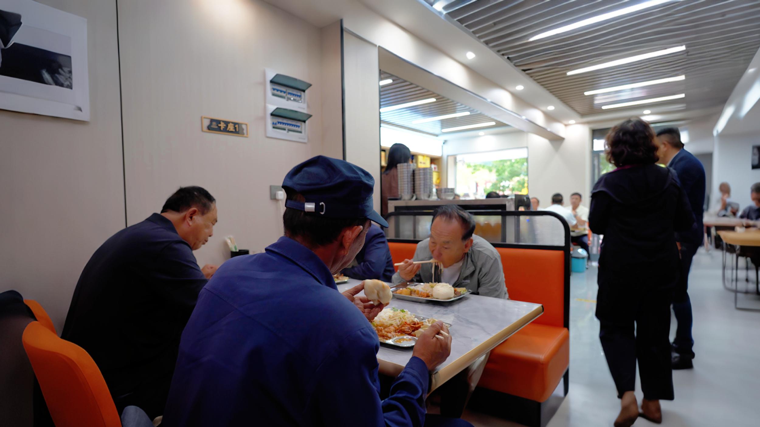 “社区食堂”迎来首批社区群众就餐