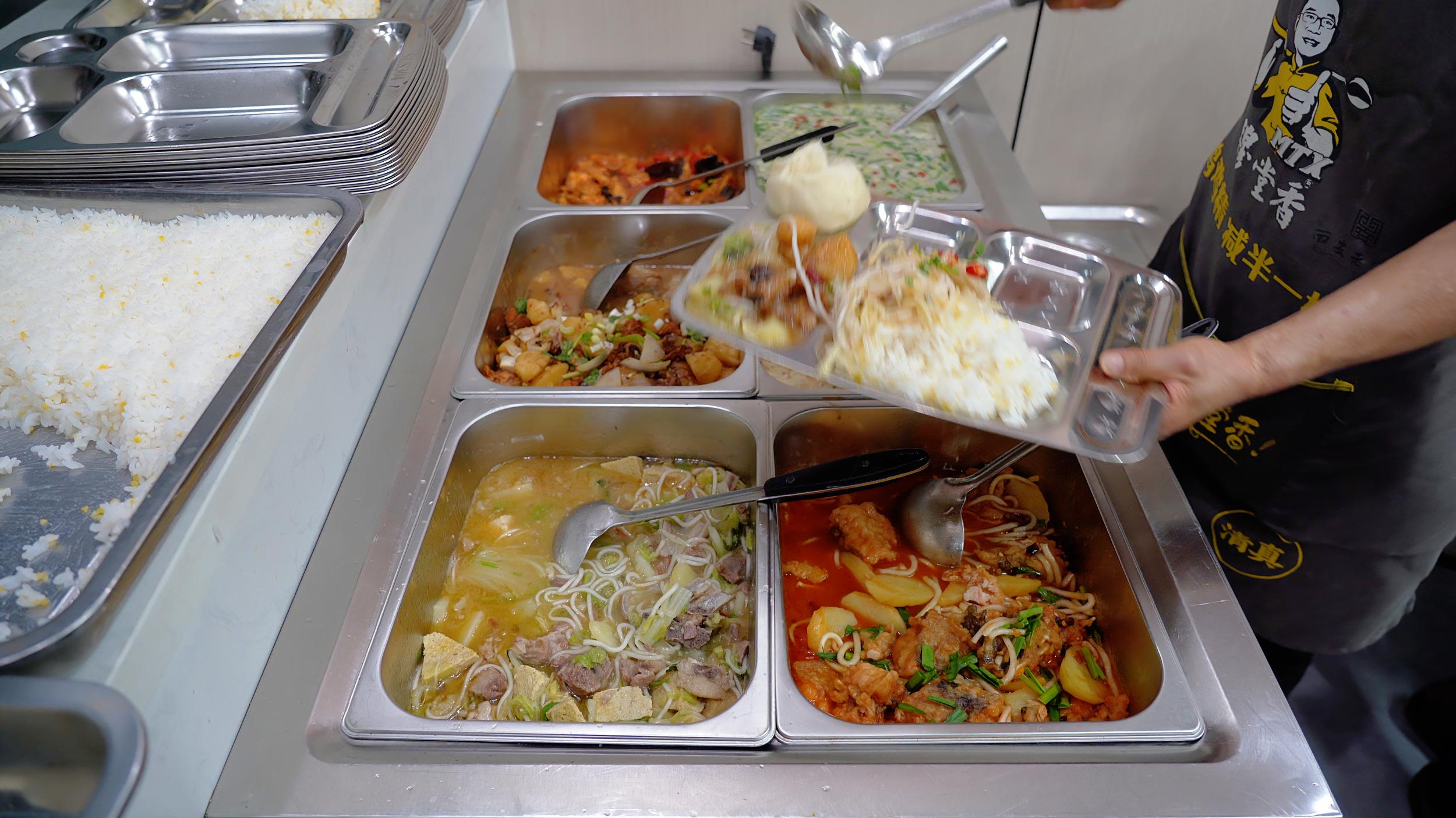 荤素搭配的”美味套餐“赢得社区群众喜爱