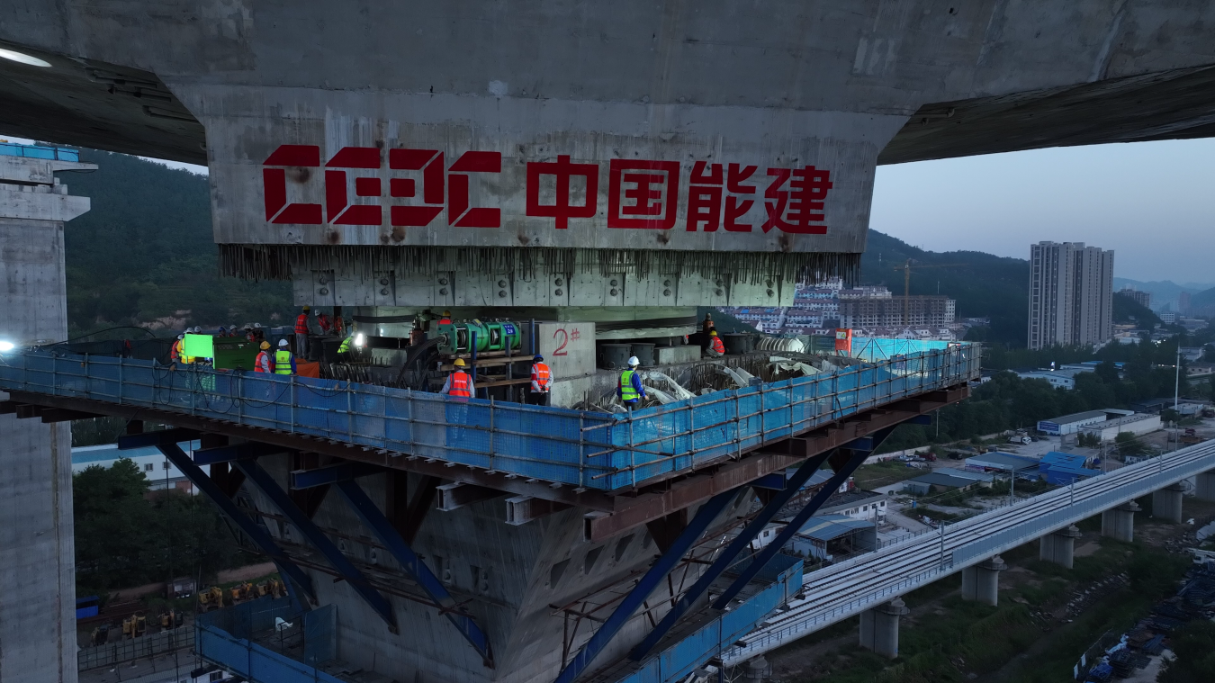 C:\Users\Administrator\Desktop\图为54.5米高空的转体作业平台.png