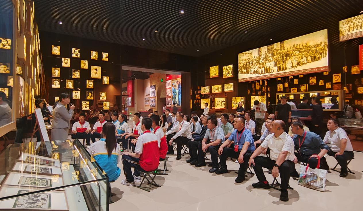 与会人员在延安革命纪念馆现场观摩陕西大中小学思政课一体化实践教学微课展示1