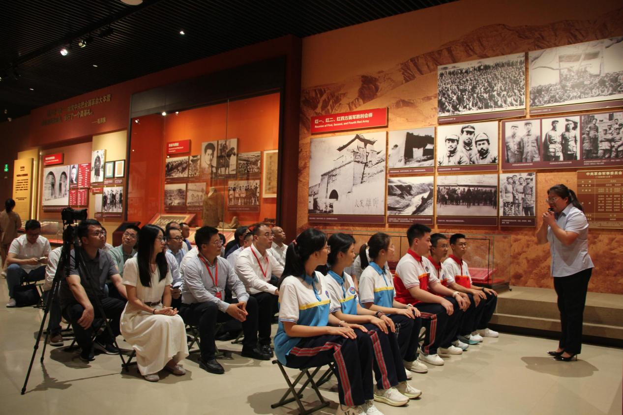 与会人员在延安革命纪念馆现场观摩陕西大中小学思政课一体化实践教学微课展示2