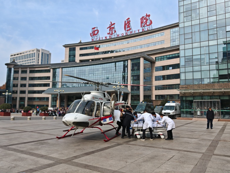 C:\Users\Administrator\Desktop\宣传素材\陕航集团宣传素材（上传网盘）\图片\1.直升机保障与运营\秦汉通航2024.12.26西京医院开展航空医疗转运.jpg