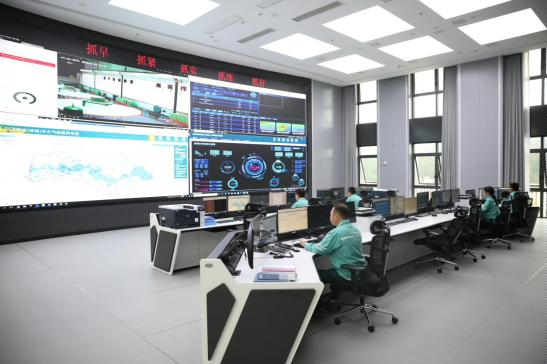 2025年6月，国网安康水电厂值班人员在新建成的调度控制中心工作【摄 崔航】