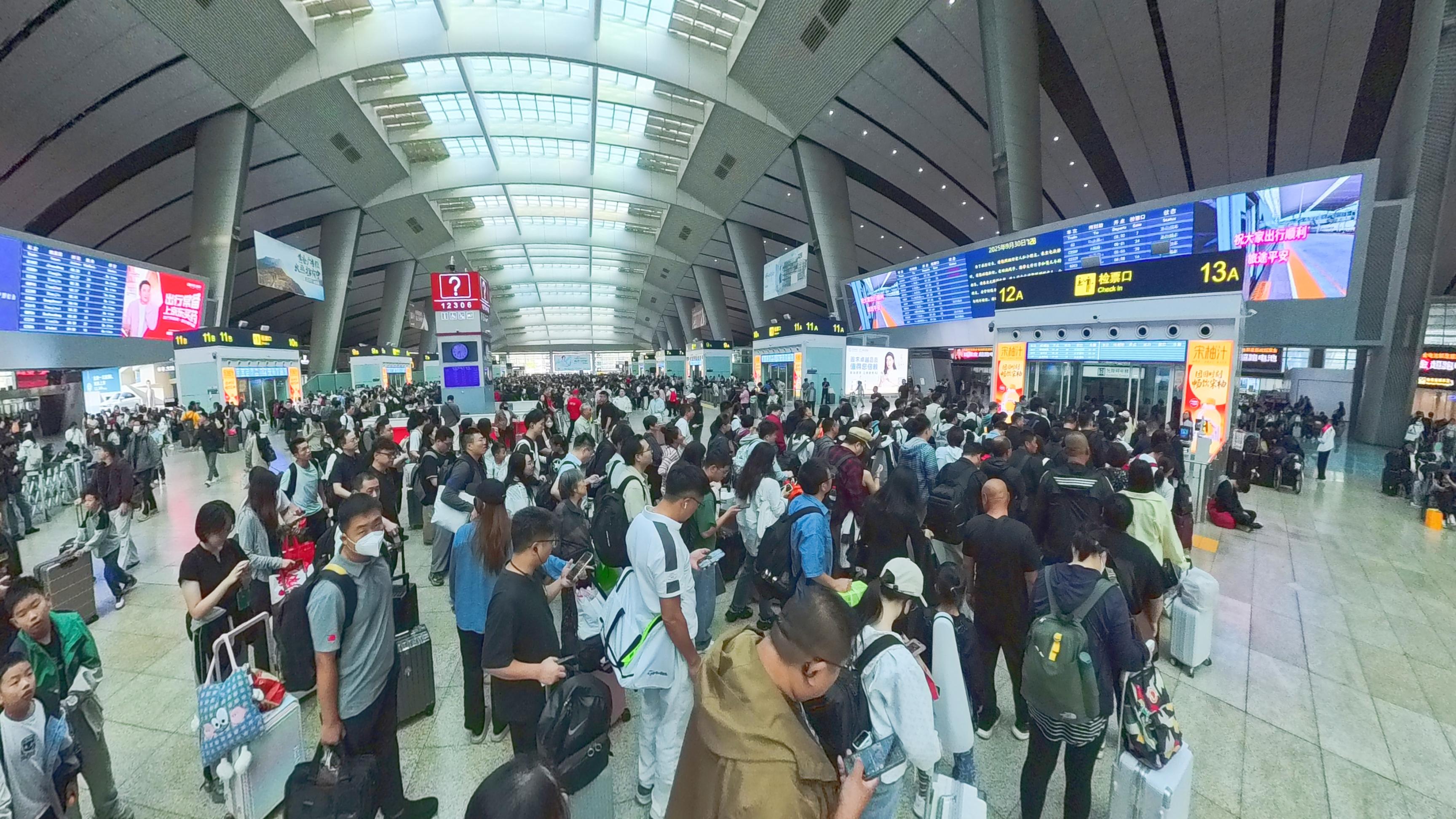 正在候车的旅客。人民网记者 王天乐摄