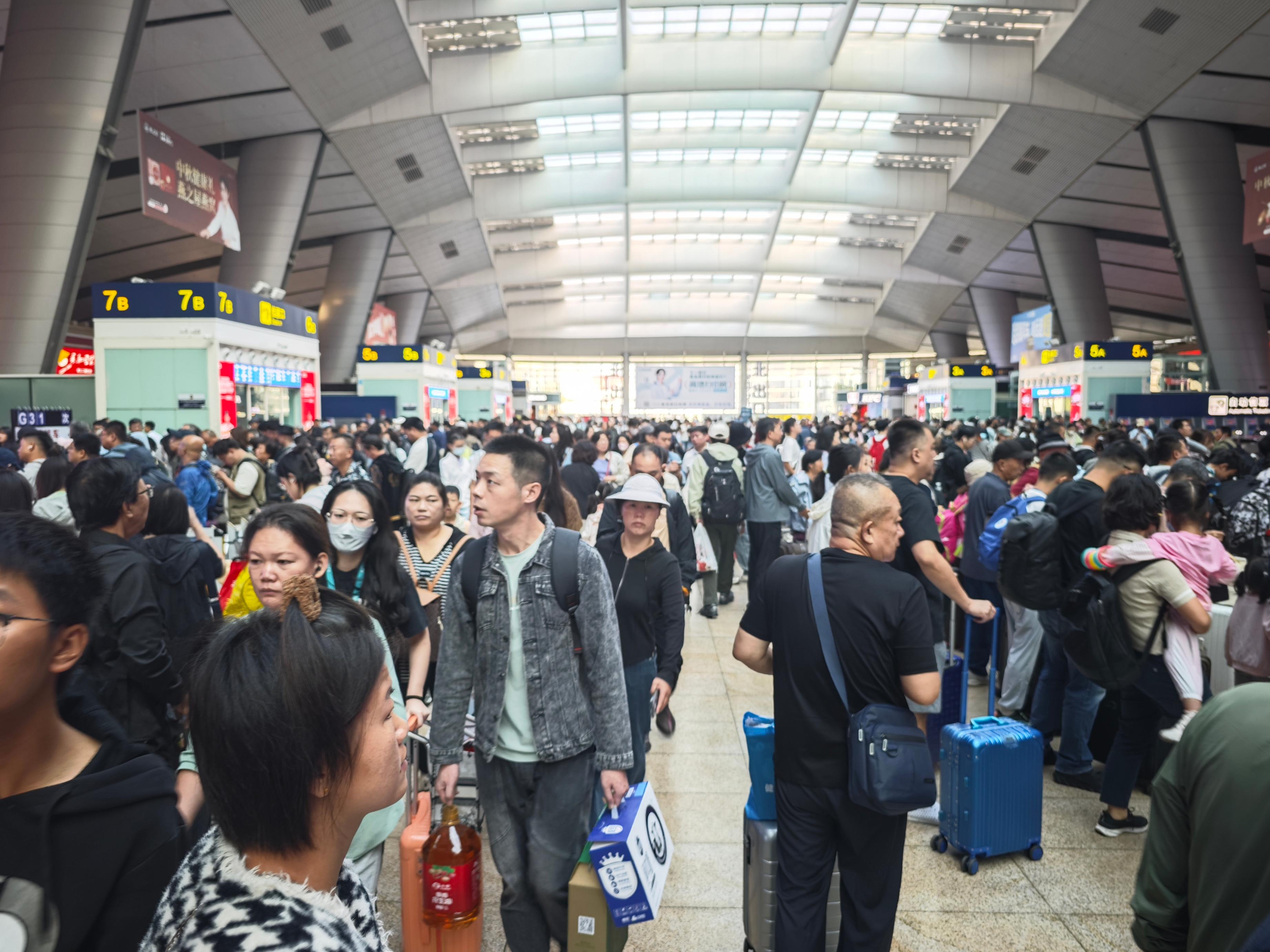 北京南站候车室的旅客。人民网记者 王天乐摄