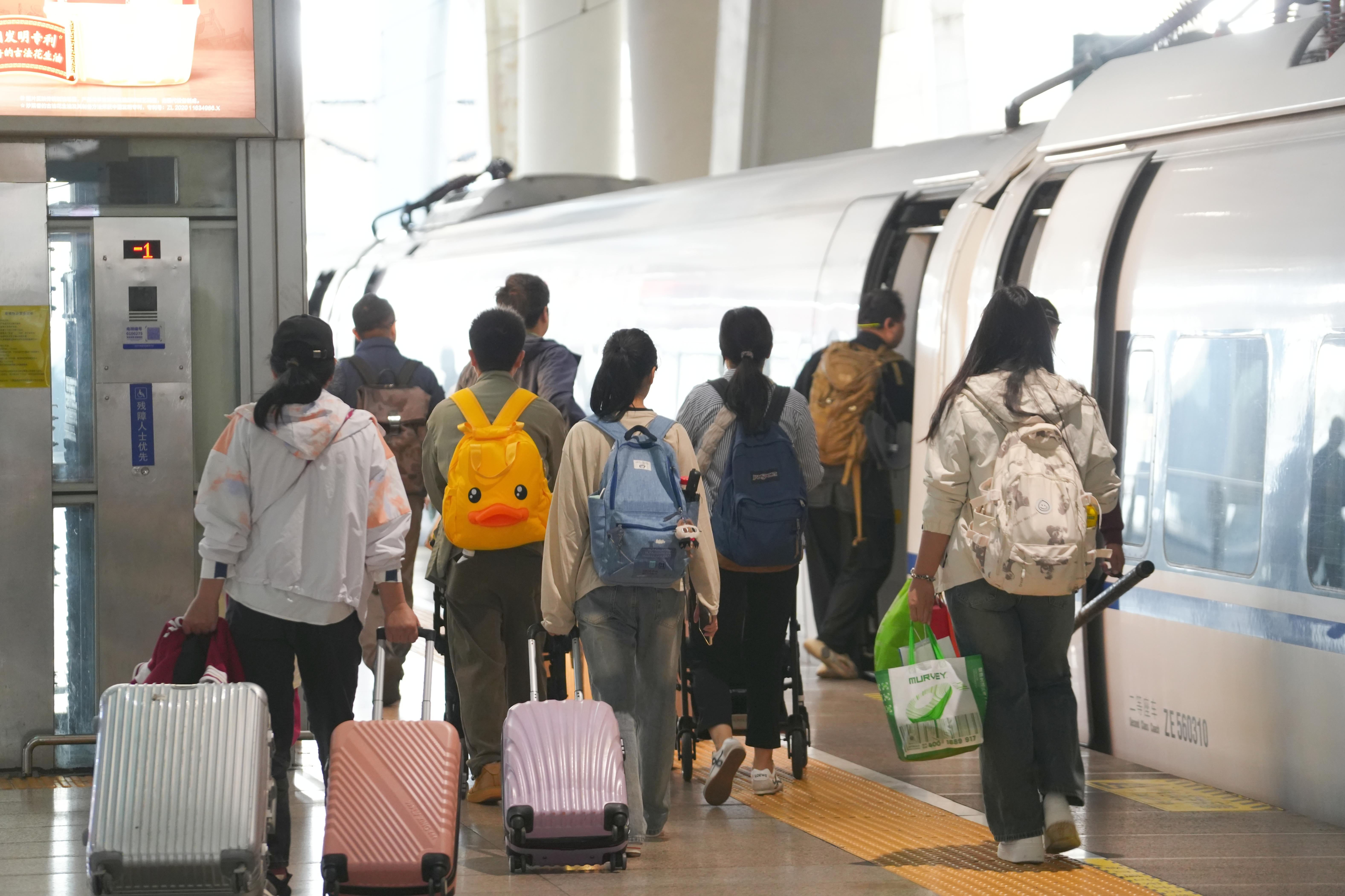 站台上的旅客。人民网记者 王天乐摄