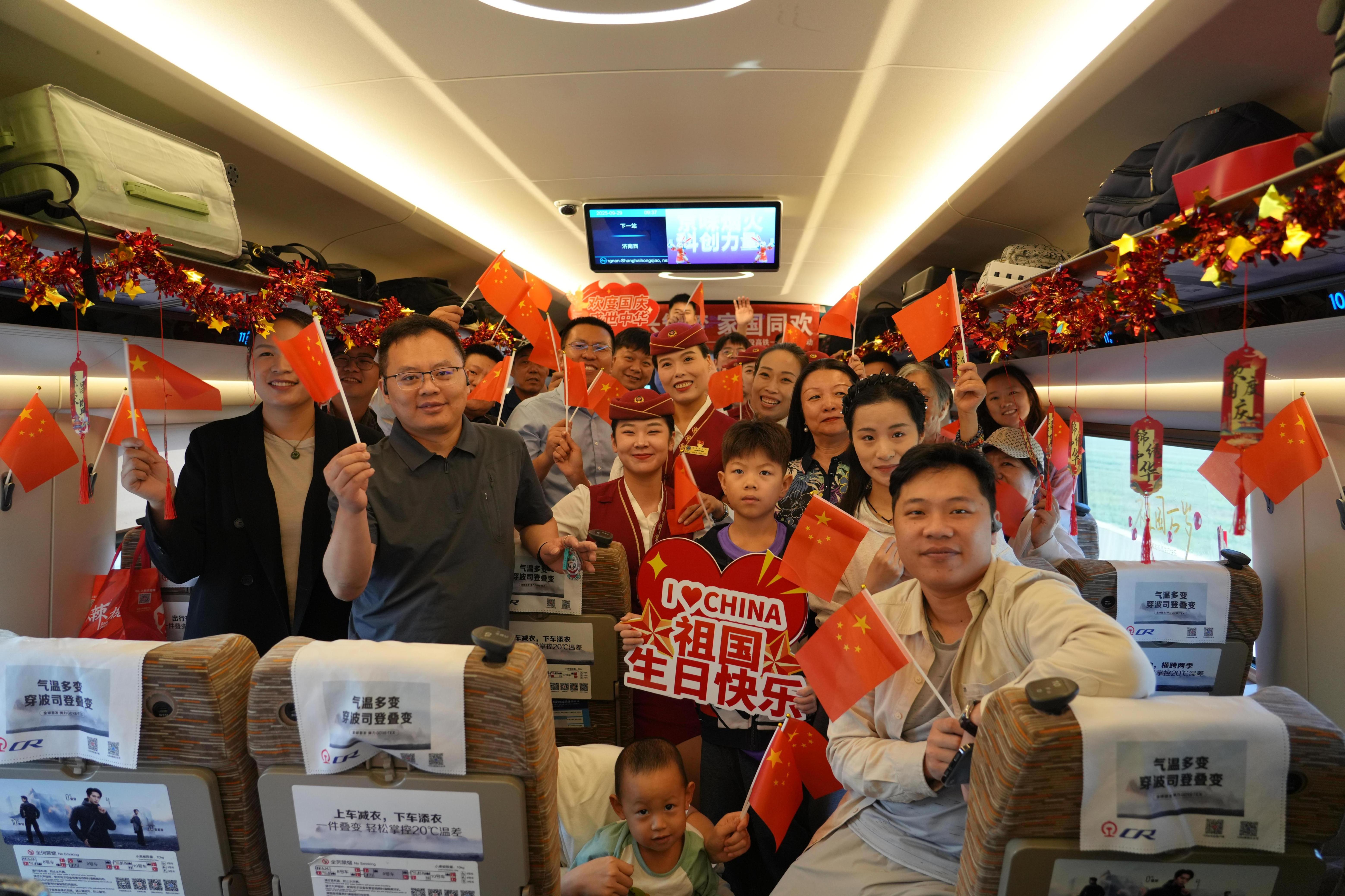 天津客運段G5次車廂內乘務組與旅客合影留念。