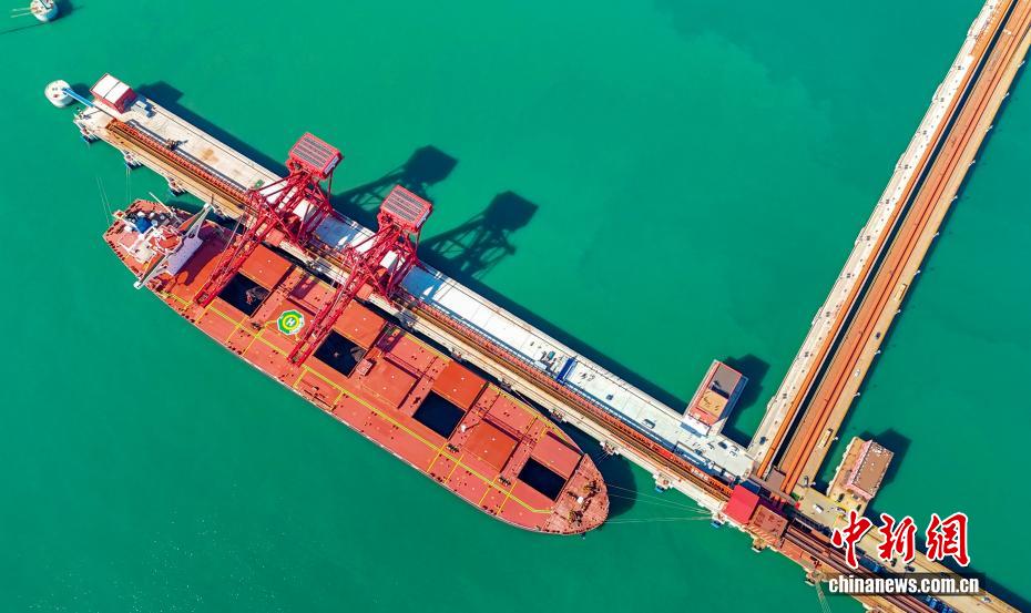 山东青岛:中国首座40万吨干散货数智码头投产 填补国内行业空白