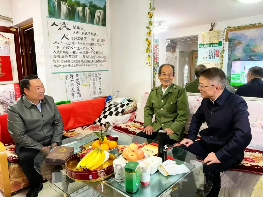 金台区四大班子领导开展重阳节走访慰问活动