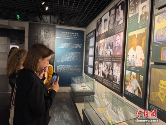 11月5日，沈阳大学来自俄罗斯、埃塞俄比亚等国家的40余名留学生走进沈阳二战盟军战俘营旧址陈列馆和沈阳“九· 一八”历史博物馆参观。中新社记者 韩宏 摄