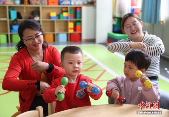 11月5日,小朋友在银川市金凤区湖畔嘉苑西区社区党群服务中心的“宝宝屋”里快乐玩耍。中新社记者 于晶 摄