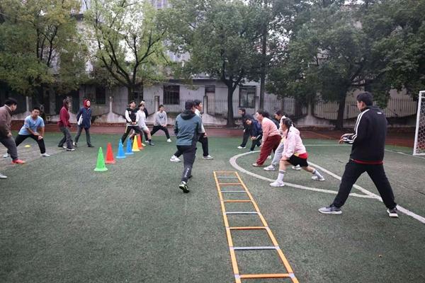 中国科大的志愿者们给孩子们上足球课。代若玄/摄