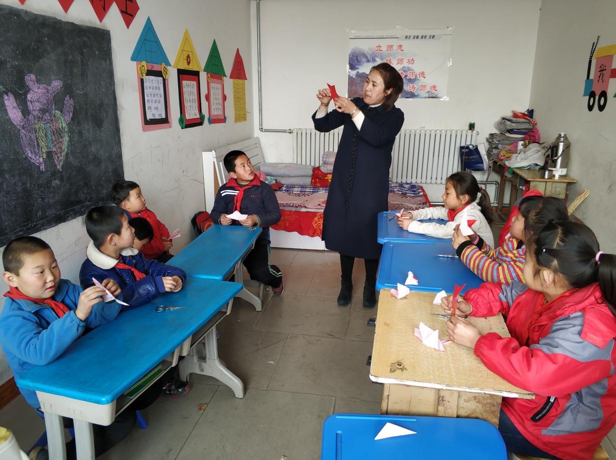 屈红艳给孩子们传授剪纸技艺 (1)