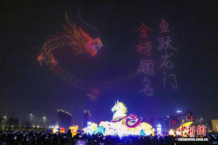 南京夜空上演无人机秀送出马年祝福