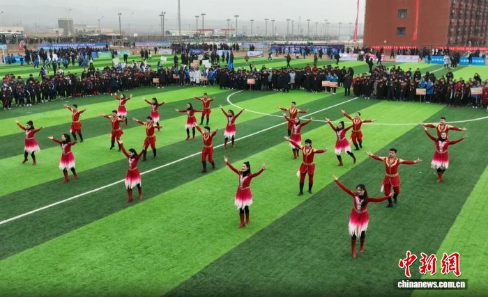 第四届“吐鲁番贺岁杯”全疆青少年足球邀请赛4日在新疆吐鲁番市开赛。张明先 摄