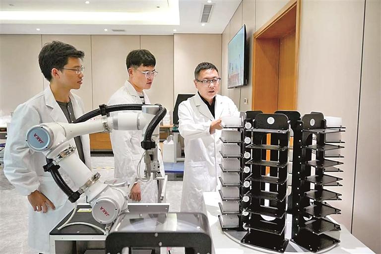 夏志强和团队成员在收集数据。受访者供图