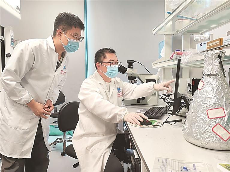 汪波在实验室里。受访者供图