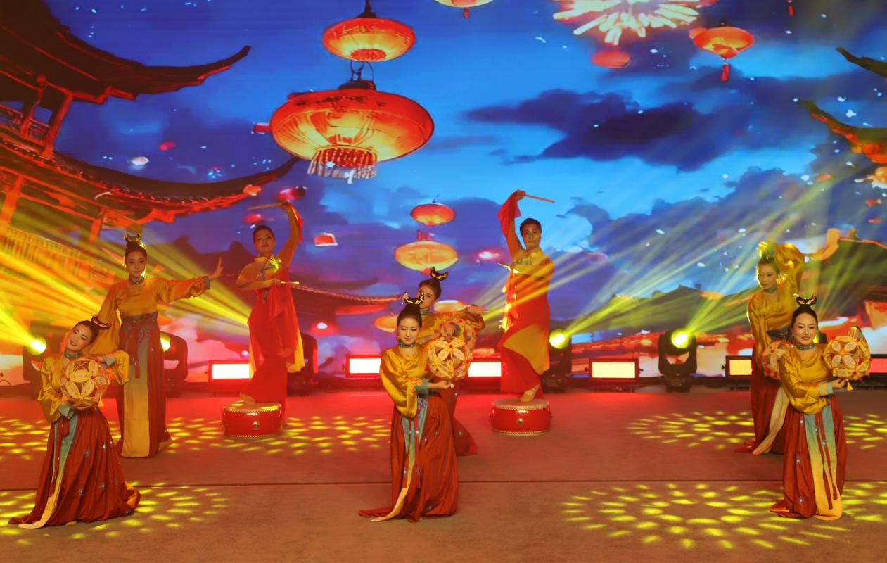 县幼儿园 舞蹈《踏鼓迎曦 灯舞春声》 (3)