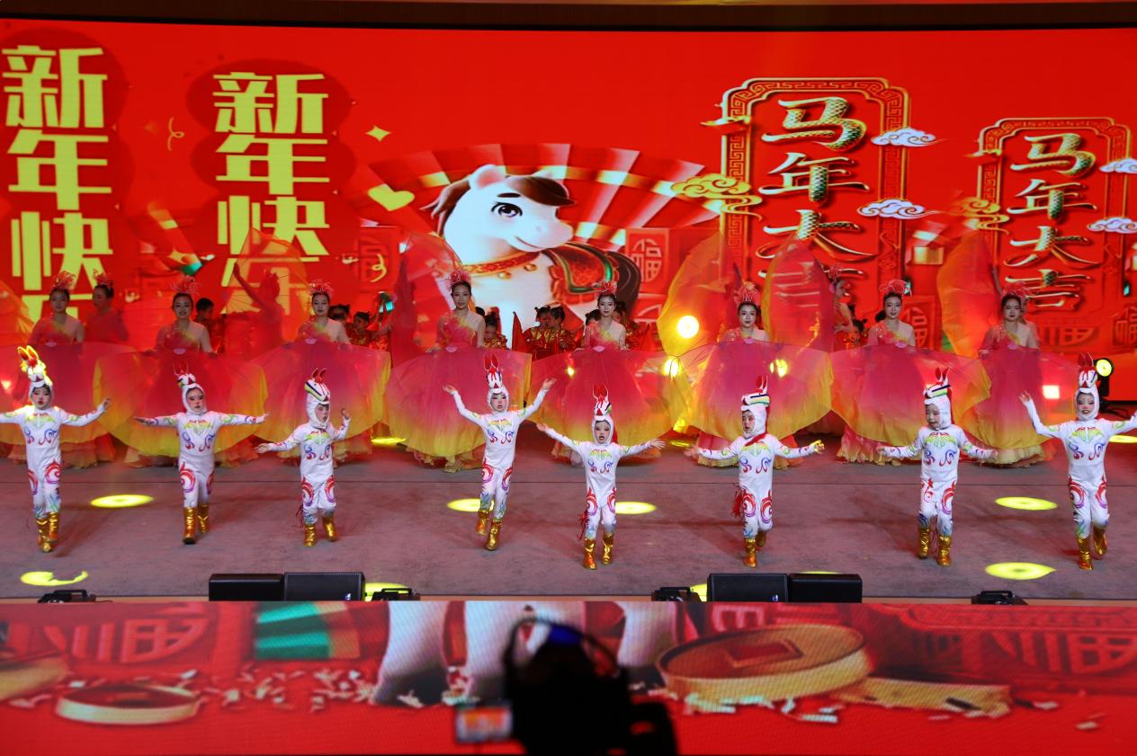 中山街幼儿园 舞蹈《萌娃闹春 午马吉祥》 (2)