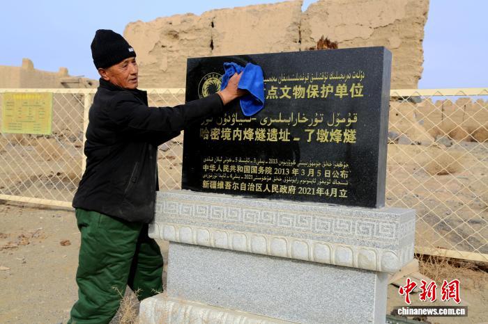 买买提·艾力用守护家的执念巡护。王建江 摄