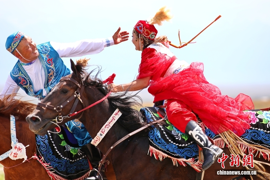 第十二届全国少数民族传统体育运动会马上项目在昭苏县开赛，新疆代表队竞技类表演姑娘追。