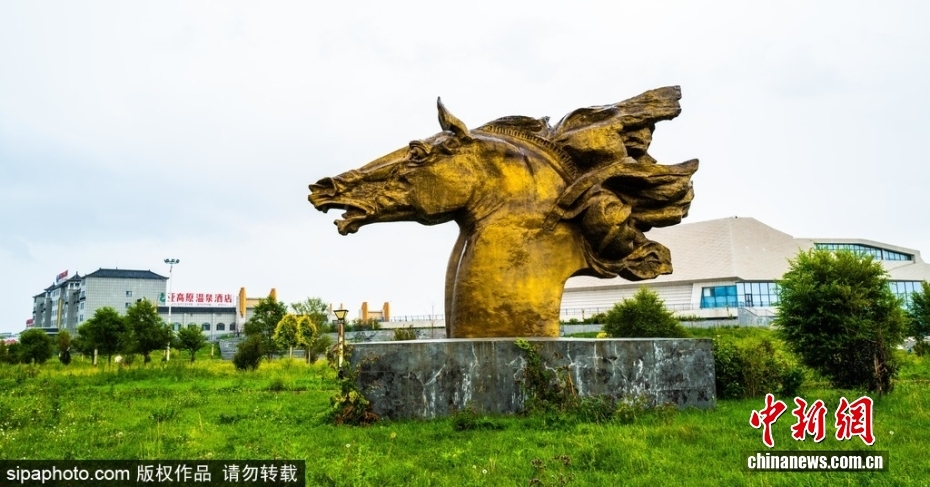 天马博物馆附近的马造型雕塑。