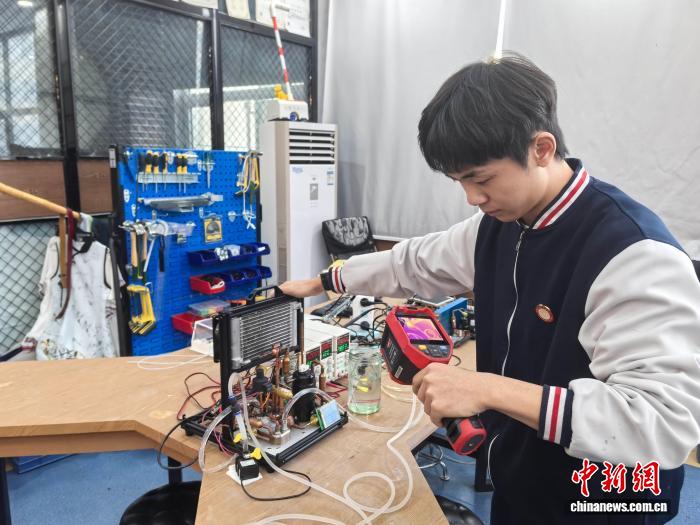 韩子乾在实验室调试智能温控穿戴式设备。胡嘉琛 摄