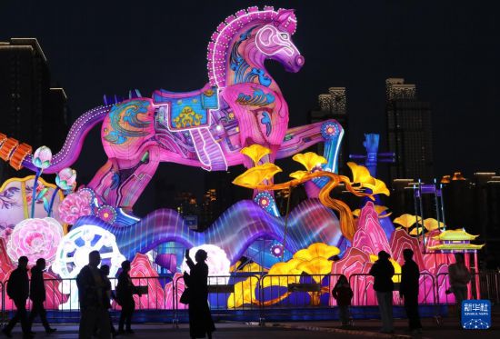 2月14日,游客在江苏苏州狮山文化广场赏灯游玩。