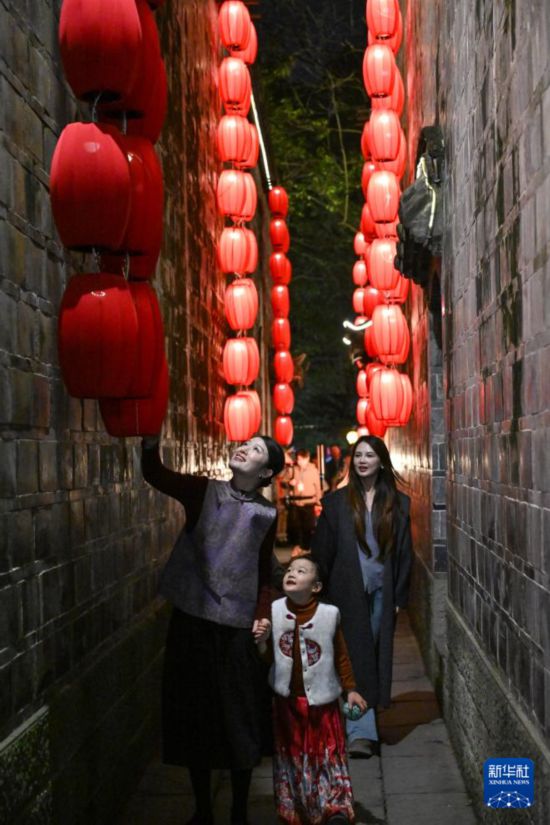 2月14日晚,游客在四川省成都市武侯祠赏灯。