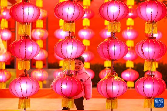 2月13日,在甘肃省静宁县成纪文化广场,一名儿童在玩耍。