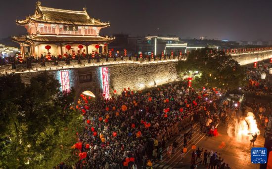 2月14日,市民和游客在湖北省襄阳古城观看 “千灯临汉 万户迎春”迎新春演出(无人机照片)。
