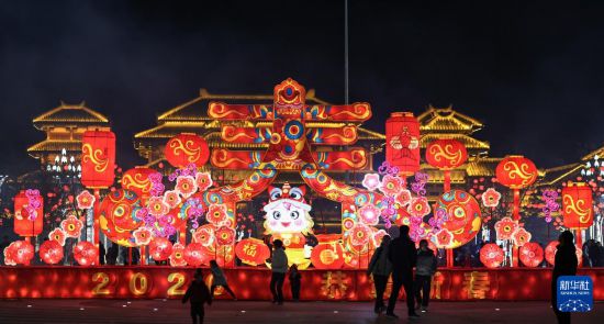 2月13日,市民在甘肃省静宁县成纪文化广场赏花灯。