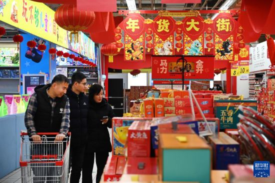 2月15日,市民在河南省开封市一处年货市场选购年货。