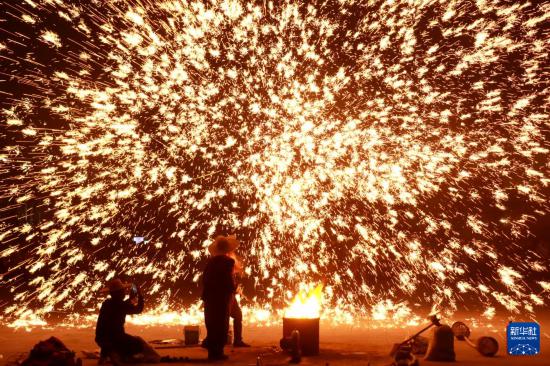 2月14日,在河南省安阳市内黄县文化体育中心,民间艺人表演打铁花。