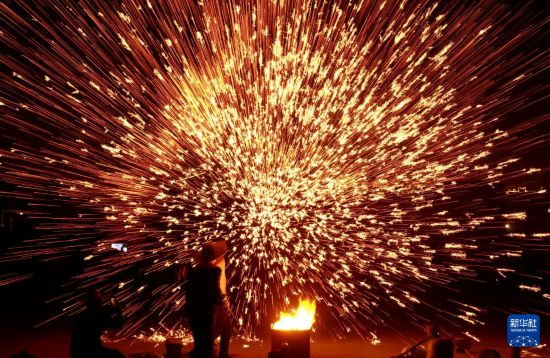 2月14日,在河南省安阳市内黄县文化体育中心,民间艺人表演打铁花。