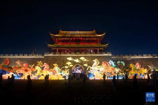 2月14日,人们在浙江衢州古城文化旅游区水亭门历史文化街区赏灯游玩。