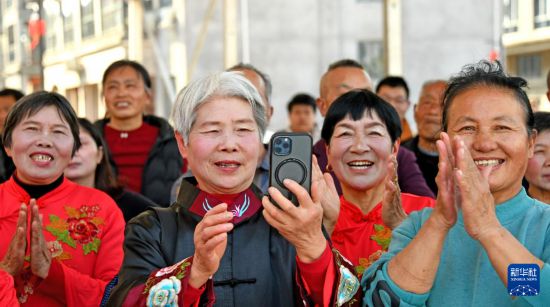 2月15日,村民在浙江省台州市仙居县下各镇溪上村观看“村晚”表演。