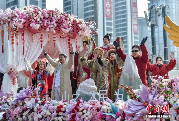 2月26日，农历正月初十，第二届“打起手鼓舞起龙”乌鲁木齐社火巡游展演在乌鲁木齐文化中心举行。本次巡游展演采用“社火队伍+主题花车”形式，9辆特色花车集中亮相，来自乌鲁木齐市的16支队伍和来自吐鲁番市、新疆生产建设兵团第十三师的2支外请社火队伍，近2500人参与巡游，为市民和游客献上一场融合传统民俗与现代创意的文化盛宴。中新社记者 刘新 摄