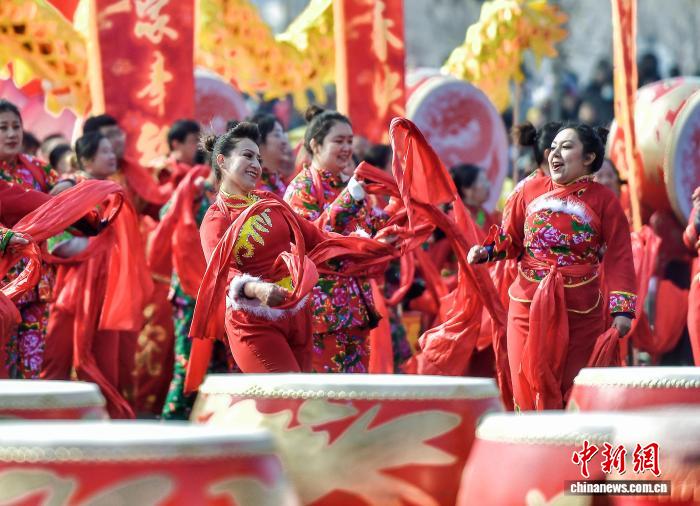 2月26日，农历正月初十，第二届“打起手鼓舞起龙”乌鲁木齐社火巡游展演在乌鲁木齐文化中心举行。中新社记者 刘新 摄