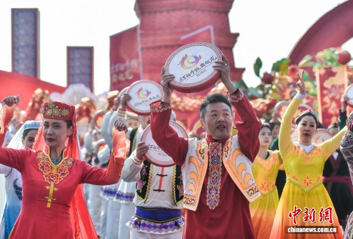 2月26日，农历正月初十，第二届“打起手鼓舞起龙”乌鲁木齐社火巡游展演在乌鲁木齐文化中心举行。中新社记者 刘新 摄