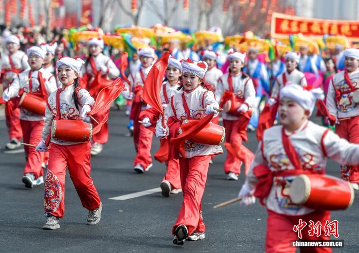 2月26日，农历正月初十，第二届“打起手鼓舞起龙”乌鲁木齐社火巡游展演在乌鲁木齐文化中心举行。中新社记者 刘新 摄