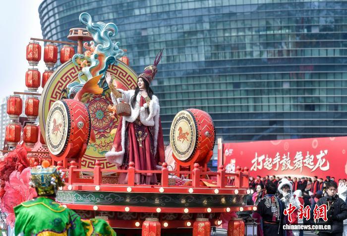 2月26日，农历正月初十，第二届“打起手鼓舞起龙”乌鲁木齐社火巡游展演在乌鲁木齐文化中心举行。中新社记者 刘新 摄