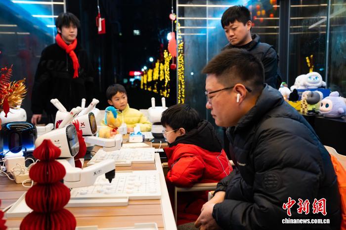 浙江杭州：非遗碰撞科技流光溢彩体验元宵