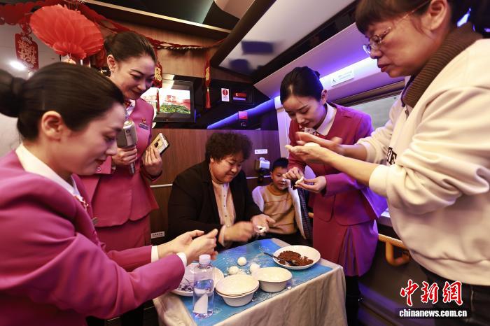 重庆：温暖回家路列车车厢里“闹”元宵