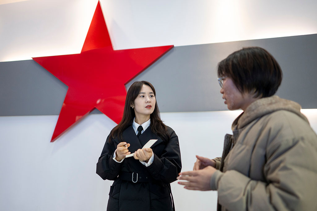 2月4日,在中共鄂西特委历史陈列馆,张琼丽与讲解员交流。