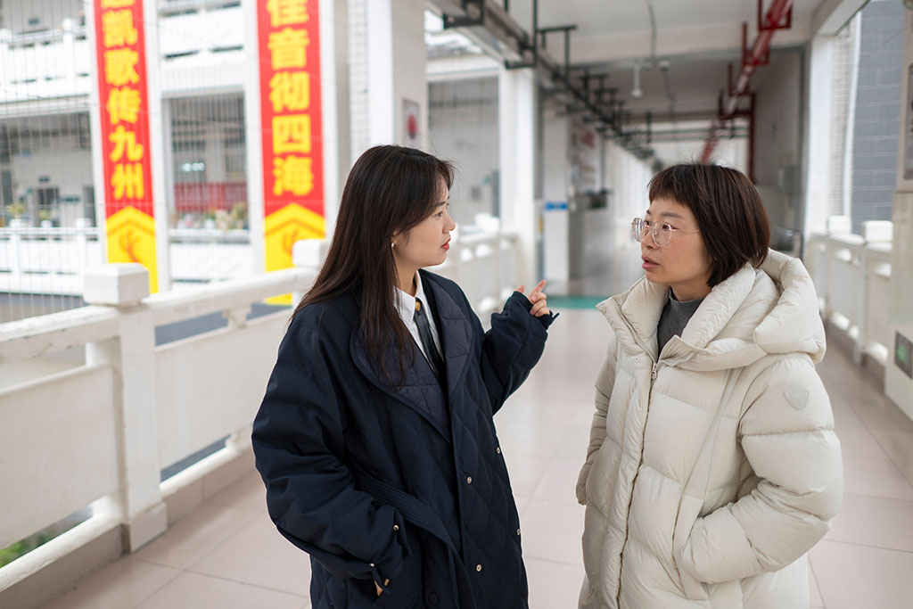 2月3日,在恩施土家族苗族自治州高级中学,张琼丽与同事交流。