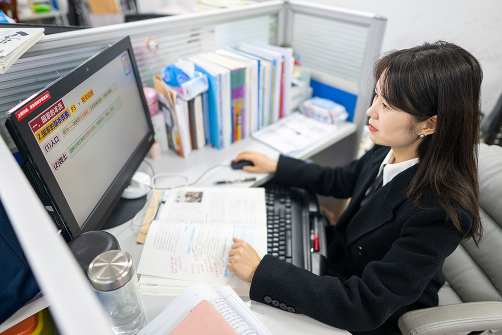 2月3日,张琼丽在办公室工作。