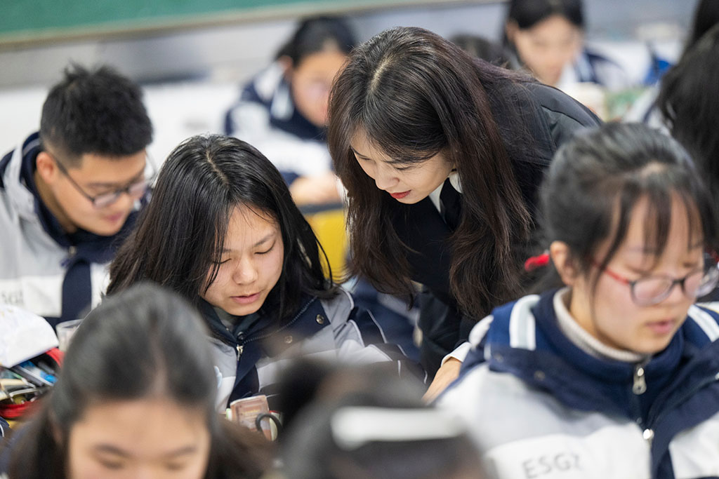 2月4日,张琼丽在课堂上为学生答疑解惑。